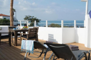 1-Bedroom Oasis just metres from the sandy beach